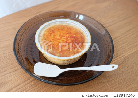 Creme brulee ice cream 128917240