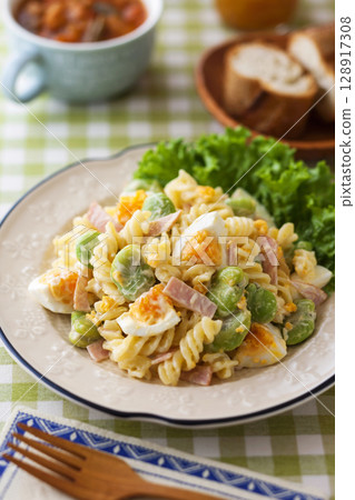 通心粉沙拉佐蠶豆及水煮蛋 通心粉沙拉佐蠶豆及水煮蛋 128917308