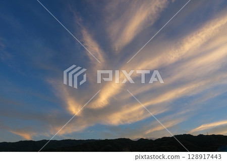 清晨的六甲山，雲彩被朝陽染紅 128917443