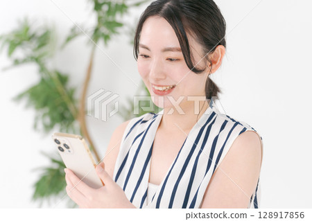 觀看智能手機的婦女 128917856