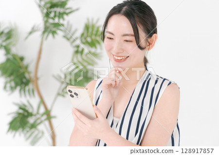A woman watching a smartphone 128917857