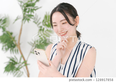 A woman watching a smartphone 128917858