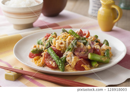 Asparagus and tomato fried egg 128918003