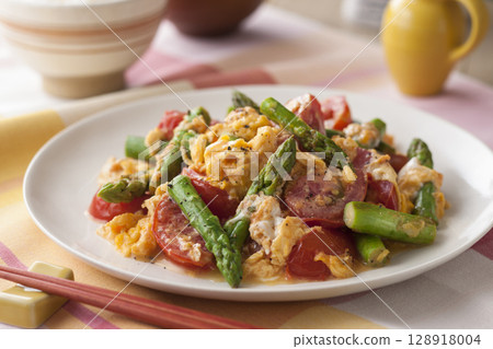 Asparagus and tomato fried egg Asparagus and tomato fried egg 128918004