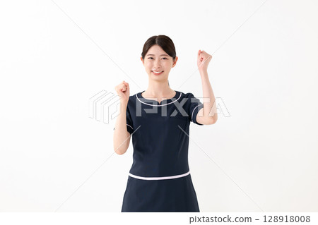 美容師揮拳 128918008