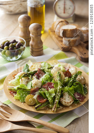 Grilled asparagus salad 128918085