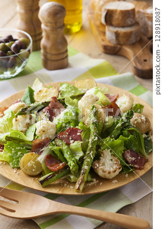 烤蘆筍沙拉 128918087