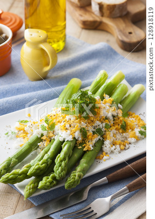 蘆筍含羞草沙拉 128918119