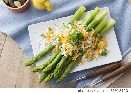 蘆筍含羞草沙拉 128918120