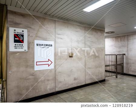地下火車站張貼的緊急疏散路線標誌 128918219