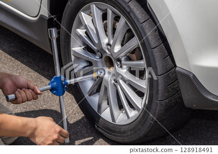 Tires, wheels and brakes on an old car 128918491