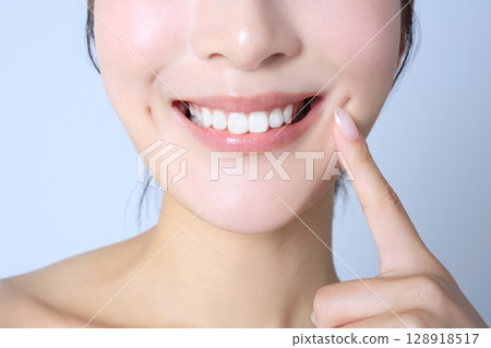 Image of a woman with beautiful teeth 128918517