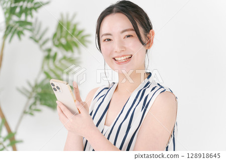 觀看智能手機的婦女 觀看智能手機的婦女 128918645