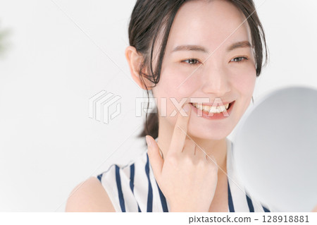 照鏡子的女人 128918881