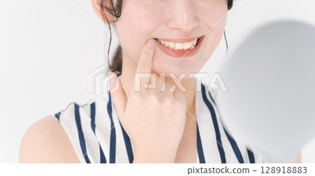 女人照鏡子（橫幅） 128918883