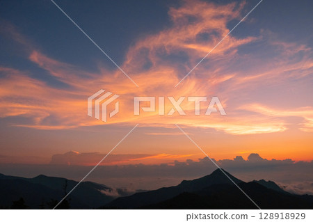 傍晚的天空 128918929
