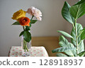 Flowers in a vase: Ranunculus and roses 128918937