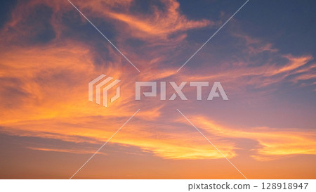 傍晚的天空 128918947