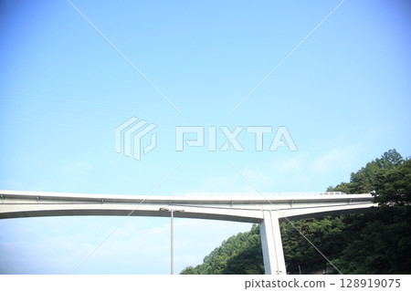 Scenery of the highway viaduct on the Yachiho Plateau 128919075