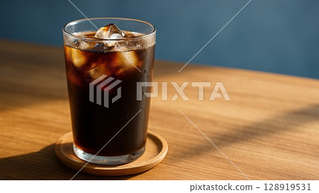 一杯冰咖啡,涼爽的夏天 一杯冰咖啡,涼爽的夏天 128919531