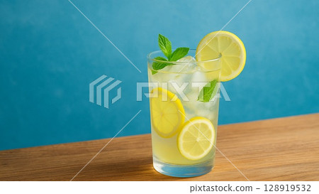 一杯檸檬水，加檸檬和薄荷的夏季飲料 128919532