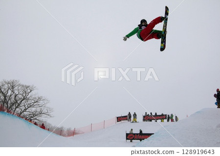 單板滑雪男運動員在半管中跳躍 128919643