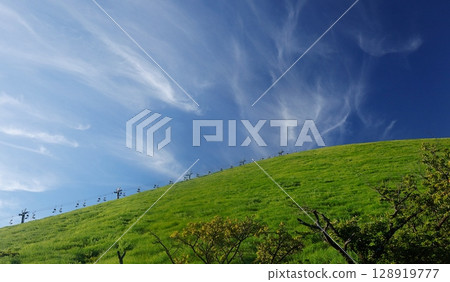 A lift climbing Mt. Omuroyama in Izu Kogen and a beautiful sky 128919777