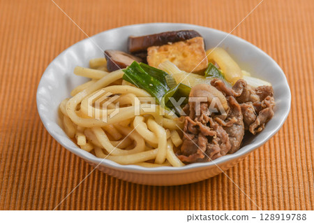 Sukiyaki-style udon 128919788