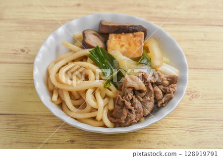 Sukiyaki-style udon 128919791