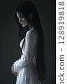 身穿白色洋裝的瘦女人 128919818