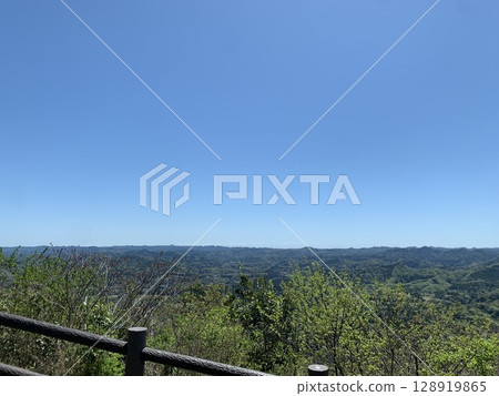 從觀景台欣賞山脈和藍天 從觀景台欣賞山脈和藍天 128919865