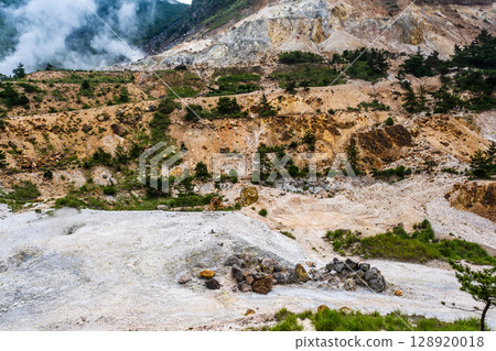 Garandake crater site [Yufu City, Oita Prefecture] 128920018