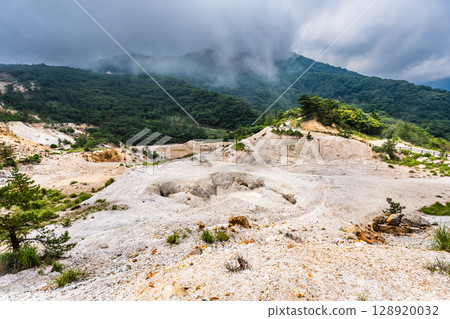 Garandake crater site [Yufu City, Oita Prefecture] 128920032
