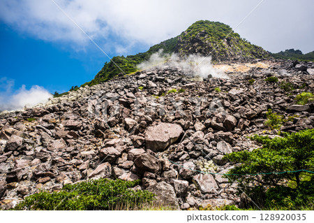 Garandake crater site [Yufu City, Oita Prefecture] 128920035