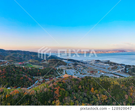 秋日傍晚：明石海峽大橋和淡路島服務區的鳥瞰圖 128920047