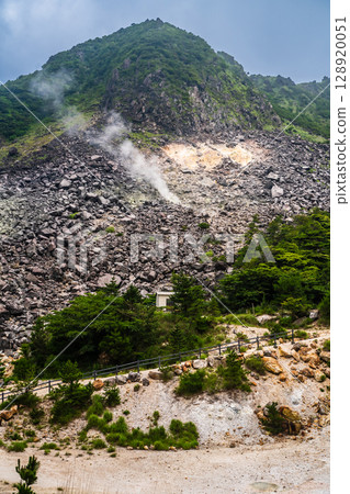 Garandake crater site [Yufu City, Oita Prefecture] 128920051
