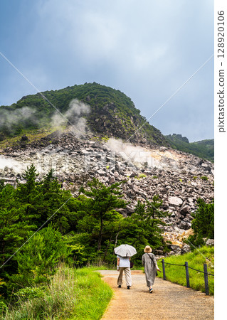Garandake crater site [Yufu City, Oita Prefecture] 128920106