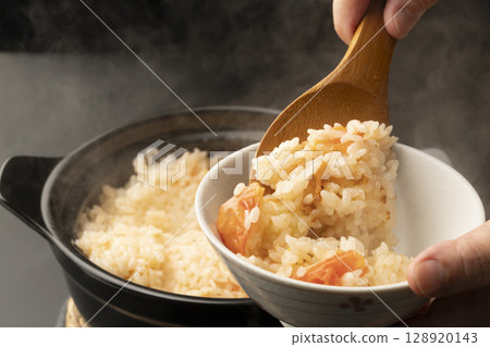 將用陶罐煮好的米和整顆番茄一起放入飯碗中,配上飯匙。 將用陶罐煮好的米和整顆番茄一起放入飯碗中,配上飯匙。 128920143