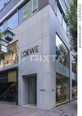 [Vertical photo] LOEWE Ginza 128920222