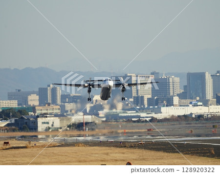 螺旋槳飛機起飛 128920322