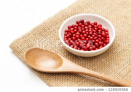 白色背景中的粉紅胡椒 白色背景中的粉紅胡椒 128920368