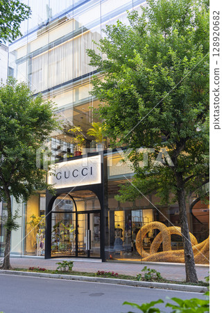[Vertical photo] Gucci Avenue 128920682