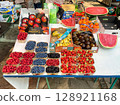 盧布爾雅那中央市場的五彩水果 128921168