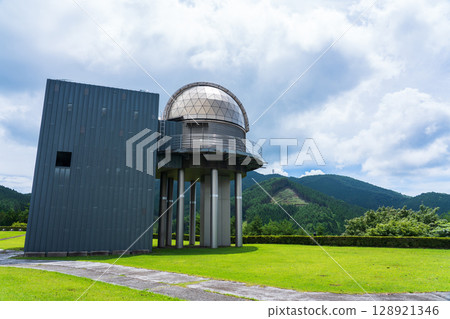 群馬縣天文台天文圓頂的夏季景觀群馬縣高山村 128921346