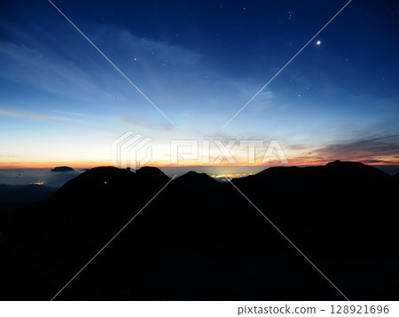 The pre-dawn sky seen from Mount Kuju Seisho The pre-dawn sky seen from Mount Kuju Seisho 128921696