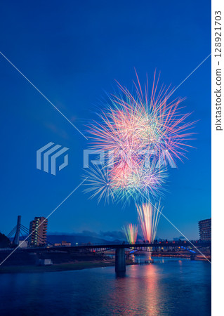 (Shizuoka Prefecture) The 77th Numazu Summer Festival and the Kano River Fireworks Festival in the twilight sky 128921703