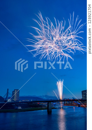 (靜岡縣)第77屆沼津夏日祭與鹿野川煙火大會在暮色中 (靜岡縣)第77屆沼津夏日祭與鹿野川煙火大會在暮色中 128921704
