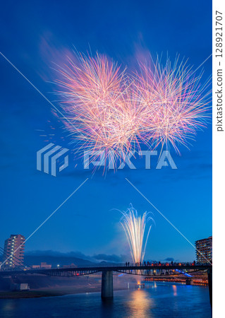 (靜岡縣)第77屆沼津夏日祭與鹿野川煙火大會在暮色中 (靜岡縣)第77屆沼津夏日祭與鹿野川煙火大會在暮色中 128921707