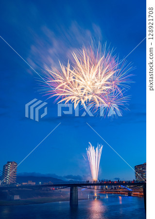 （靜岡縣）第77屆沼津夏日祭與鹿野川煙火大會在暮色中 128921708
