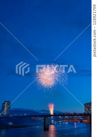 (靜岡縣)第77屆沼津夏日祭與鹿野川煙火大會在暮色中 (靜岡縣)第77屆沼津夏日祭與鹿野川煙火大會在暮色中 128921709